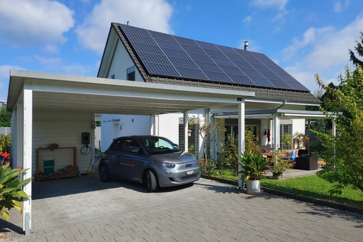 Carport mit Lade-Station für Elektrofahrzeuge.