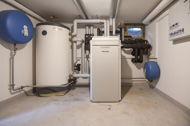 Installation von Heizung und Boiler im Keller.