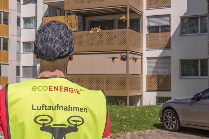 Mitarbeiter der eco energie a plus ag steuert eine Drohne.