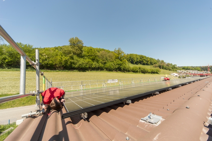 Mitarbeiter der eco energie a plus ag bei der Arbeit.