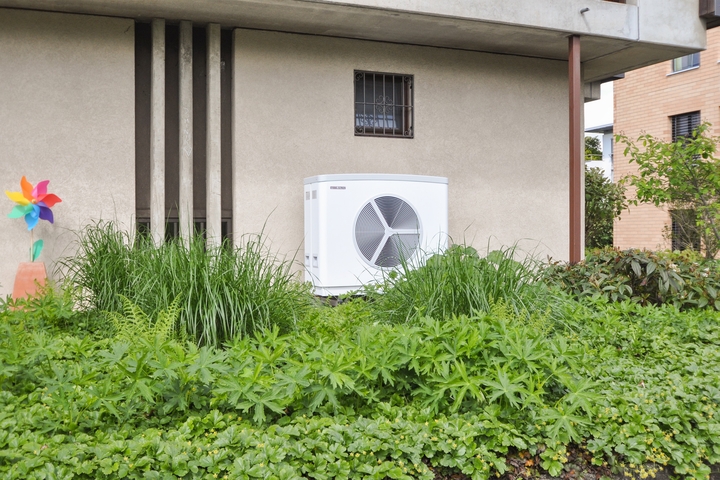 Eine Wärmepumpe neben einem Haus.