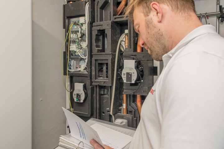 Mitarbeiter der eco energie a plus ag bei der Arbeit.