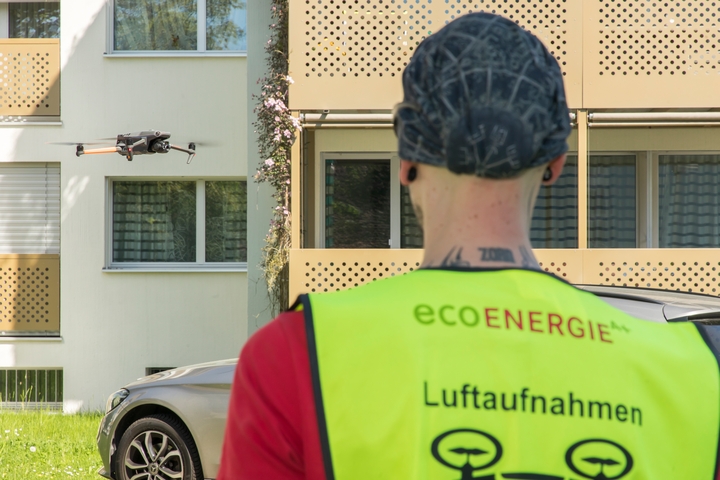 Mitarbeiter der eco energie a plus ag beim Steuern der Drohne.