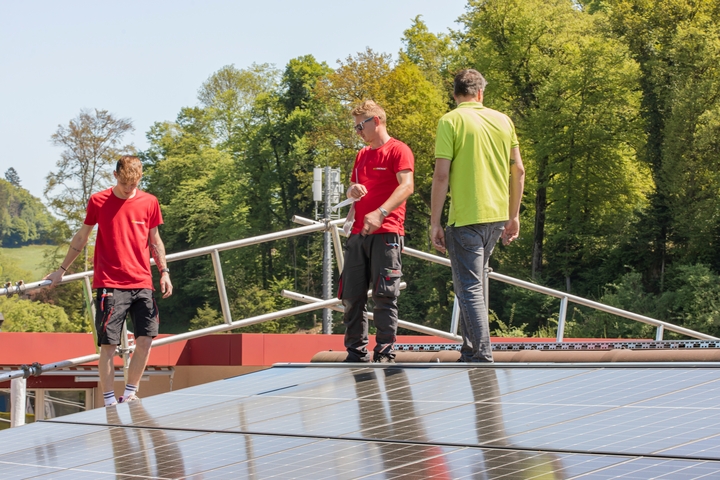 Mitarbeiter der eco energie a plus ag bei der Arbeit auf dem Dach.