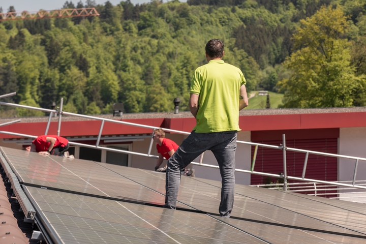 Mitarbeiter der eco energie a plus ag bei der Arbeit.