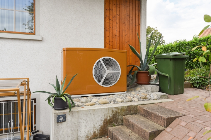 Wärmepumpe vor einem Haus.